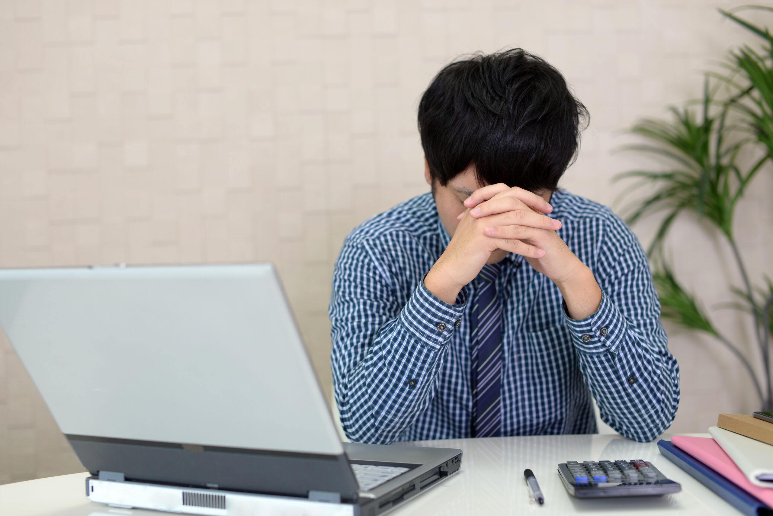 悩んでいる男性