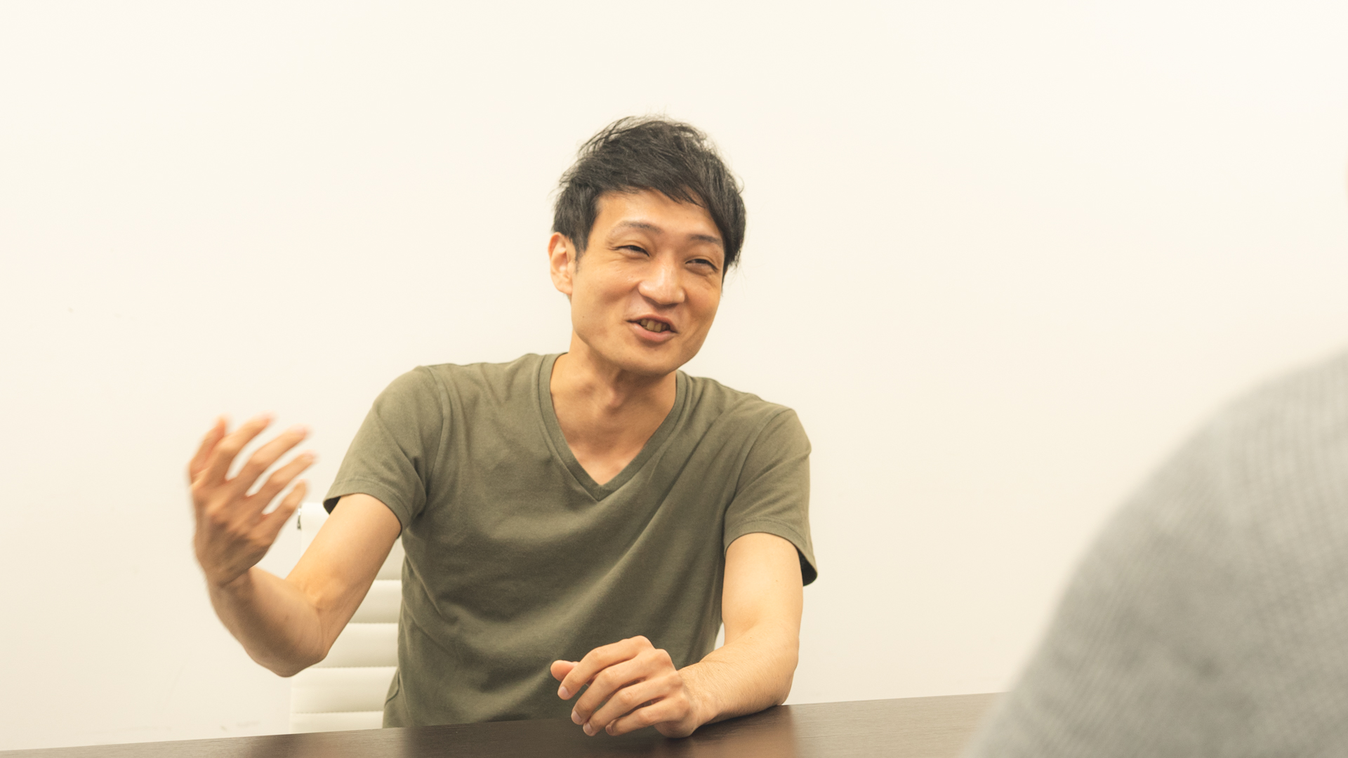 井上裕章先生の取材風景写真