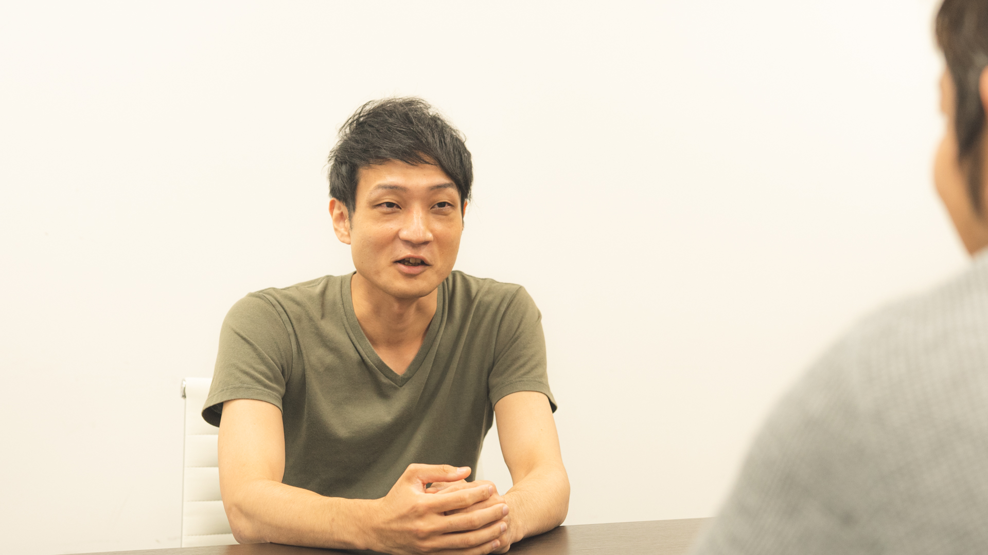 井上裕章先生の取材風景写真